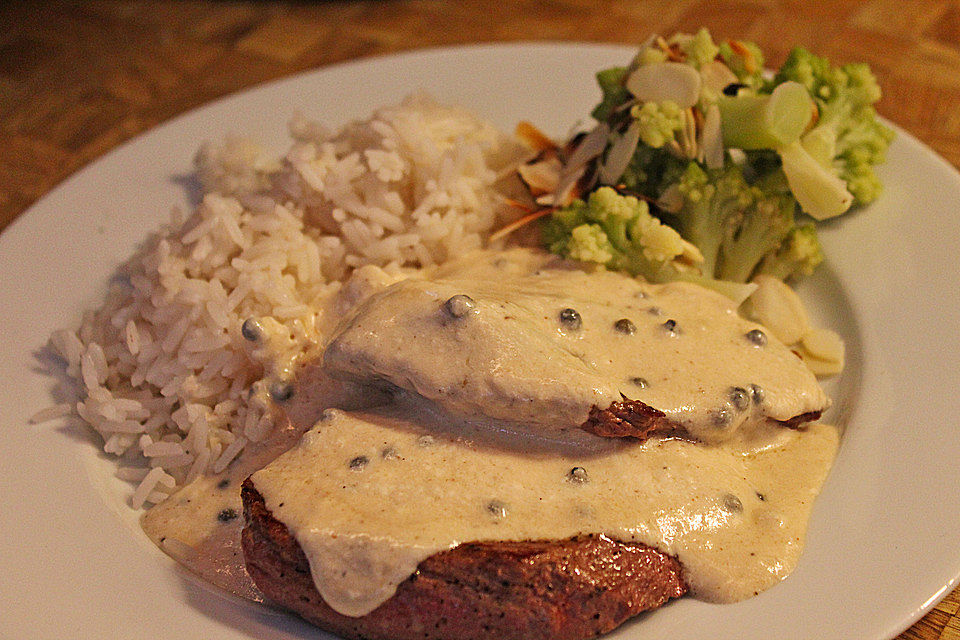 Straußensteak mit Pfeffersoße, mit Cognac flambiert