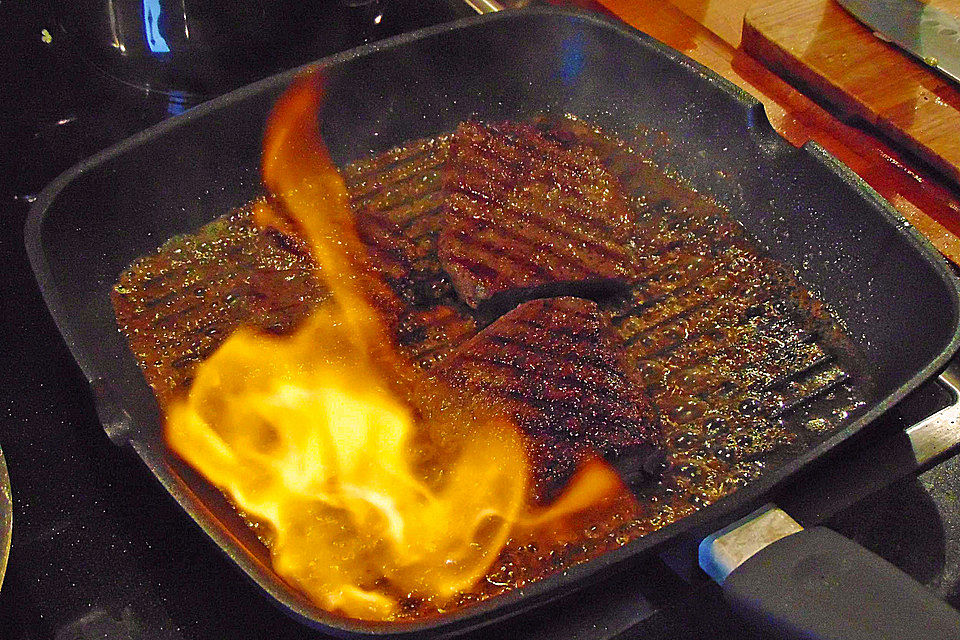 Straußensteak mit Pfeffersoße, mit Cognac flambiert