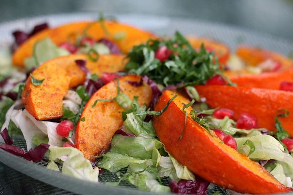Gebratener Kürbis auf Blattsalaten von Mietzekatz | Chefkoch