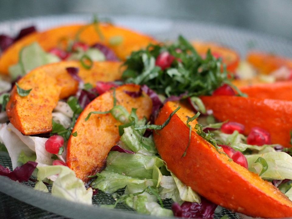 Gebratener Kürbis auf Blattsalaten von Mietzekatz| Chefkoch