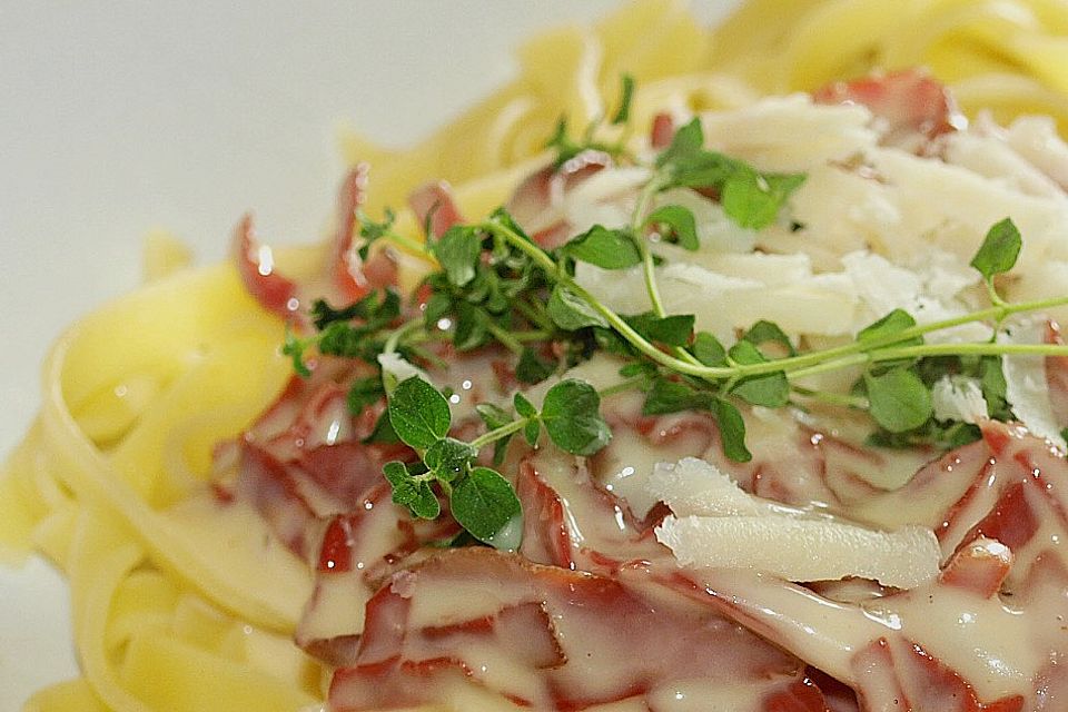 Tagliatelle mit Schinken - Sahne - Sauce