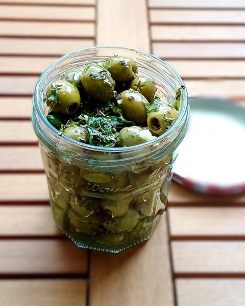 Mit Knoblauch und Kräutern eingelegte grüne Oliven von Cookie_Dent