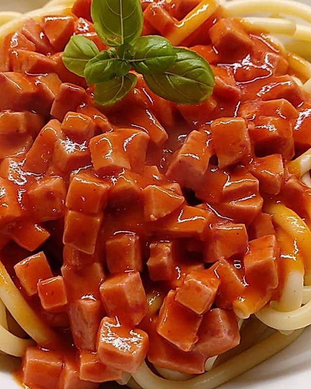 Makkaroni mit pikanter Käsewürstchen - Tomaten - Sauce