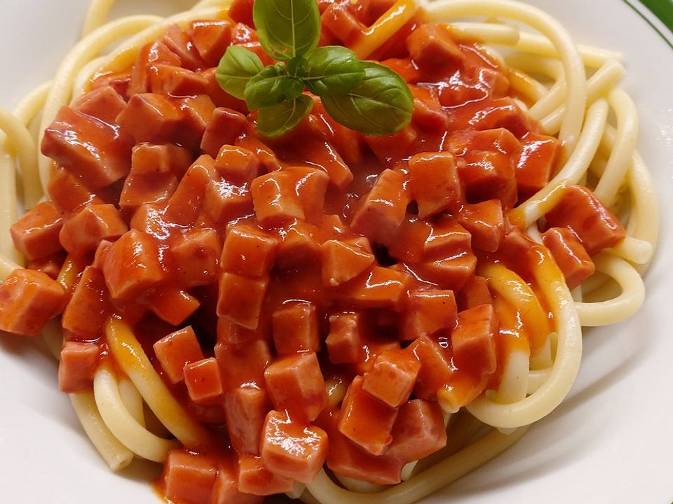 Makkaroni mit pikanter Käsewürstchen - Tomaten - Sauce von pro-vit ...