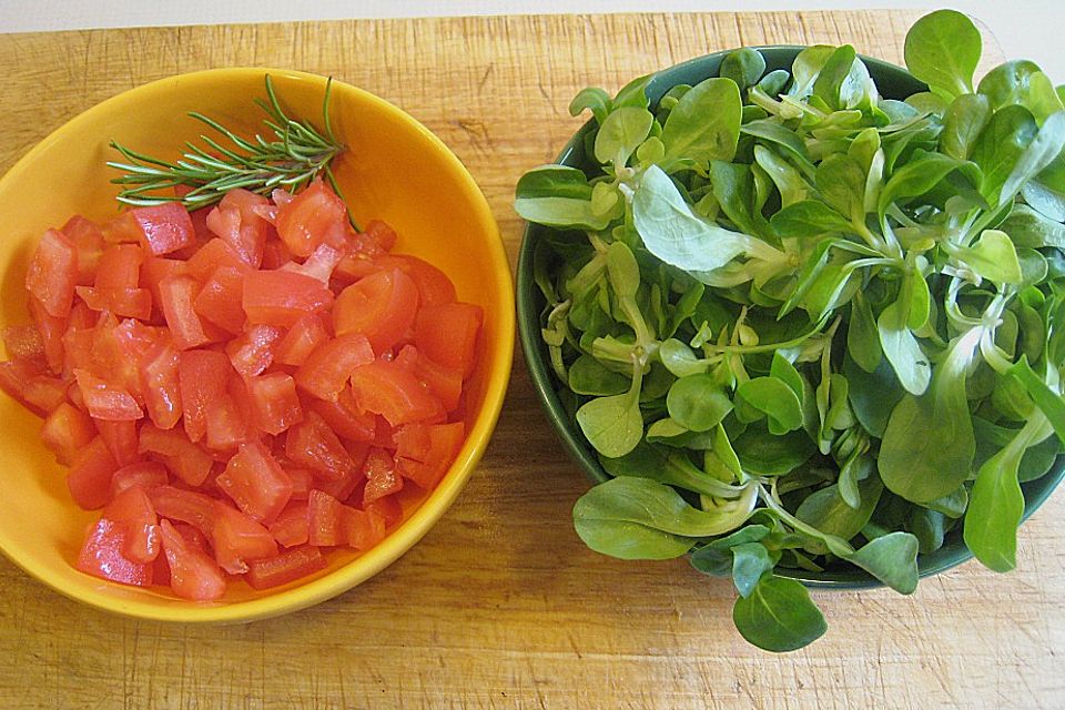 Wolfsbarschfilet auf der Haut gebraten an Tomaten- und Feldsalatpüree