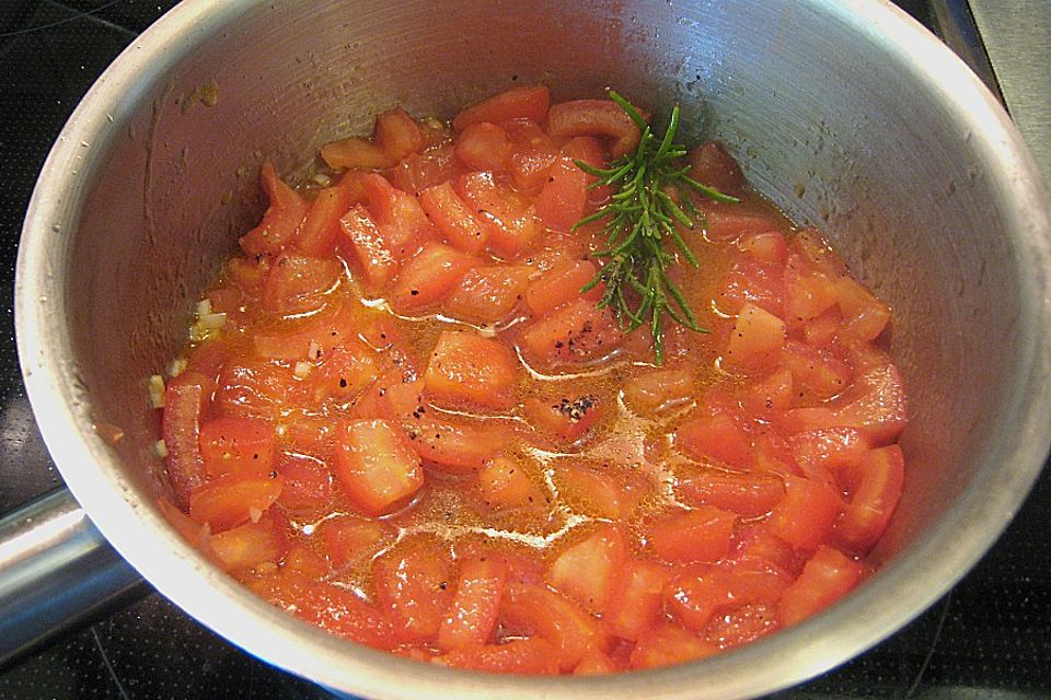 Wolfsbarschfilet auf der Haut gebraten an Tomaten- und Feldsalatpüree