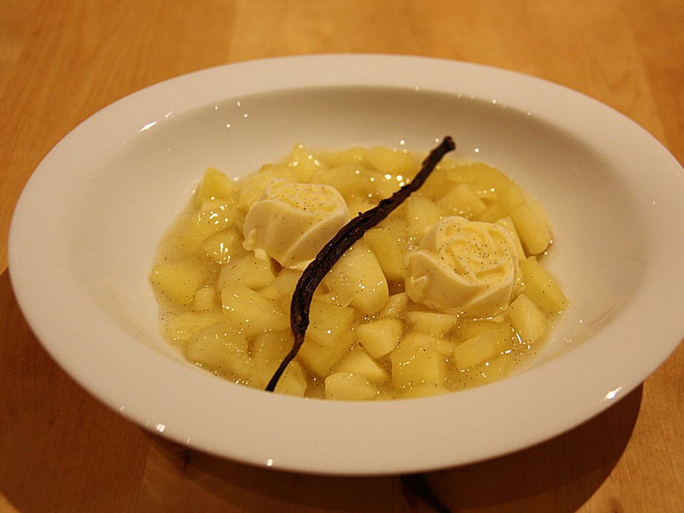 Vanille Eis mit heißen Apfel - Zimt - Stückchen und Rosinen von bacardi ...