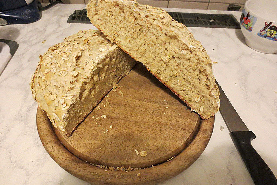 Buttermilchbrot mit Haferflocken Buttermilchbrot mit Haferflocken
