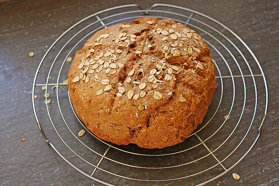 Buttermilchbrot mit Haferflocken Buttermilchbrot mit Haferflocken