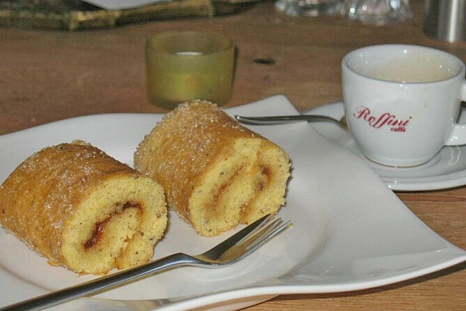 Mini - Biskuitrollen mit sahnigem Erdbeerpüree