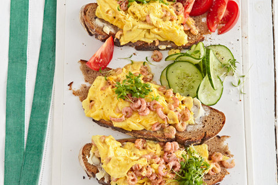 Rührei mit Krabben und Dill auf Schwarzbrot