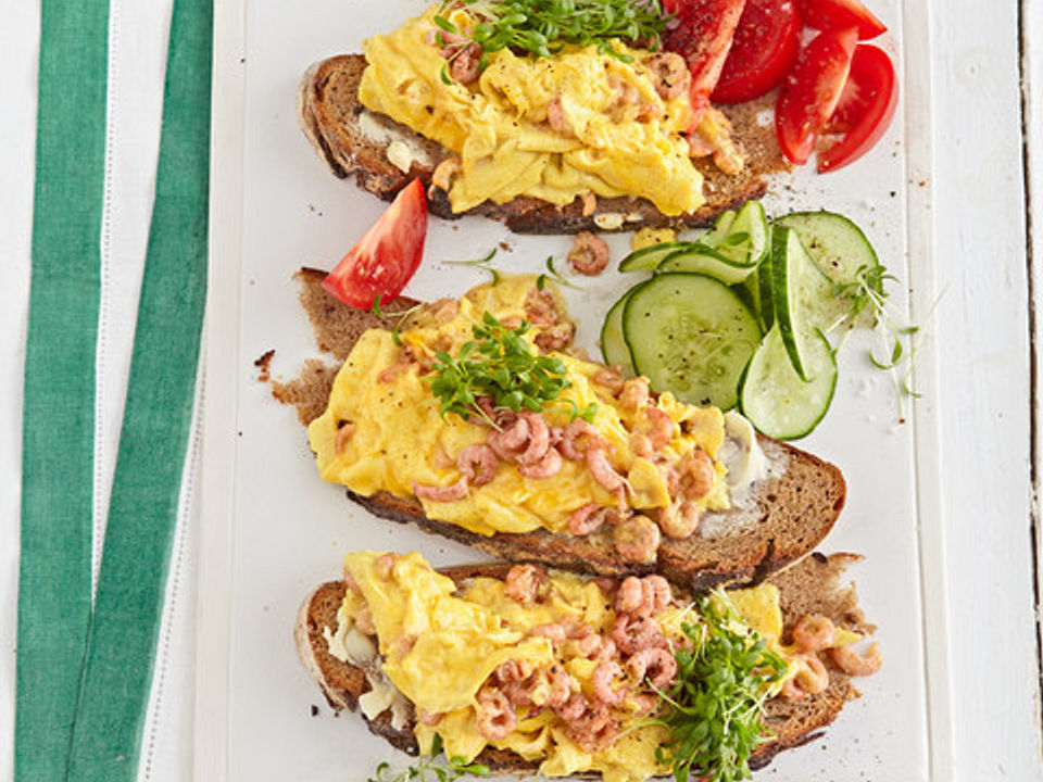 Rührei mit Krabben und Dill auf Brot