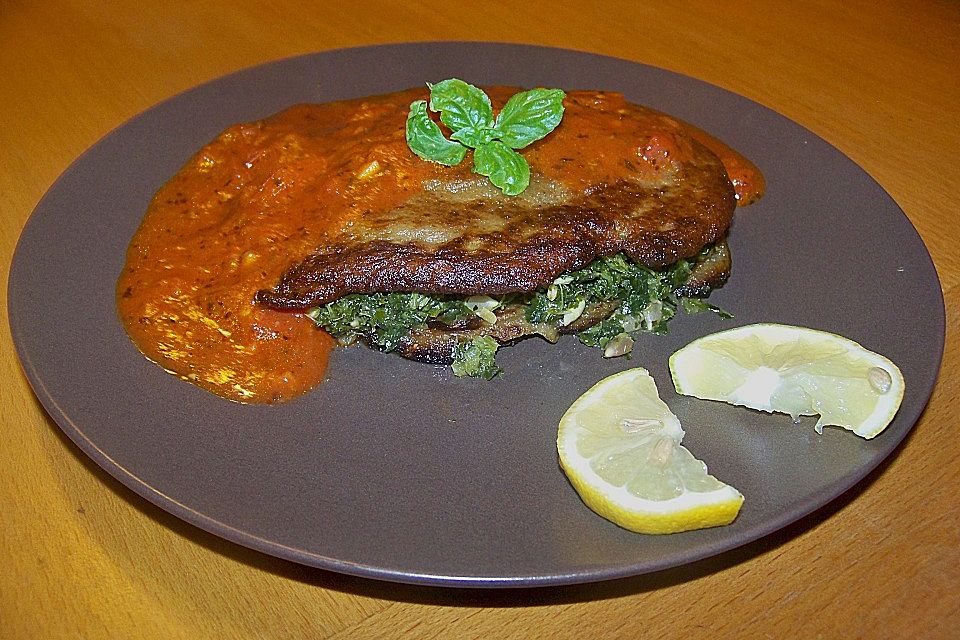 Auberginenpfannkuchen mit Spinatfüllung und Tomatensauce