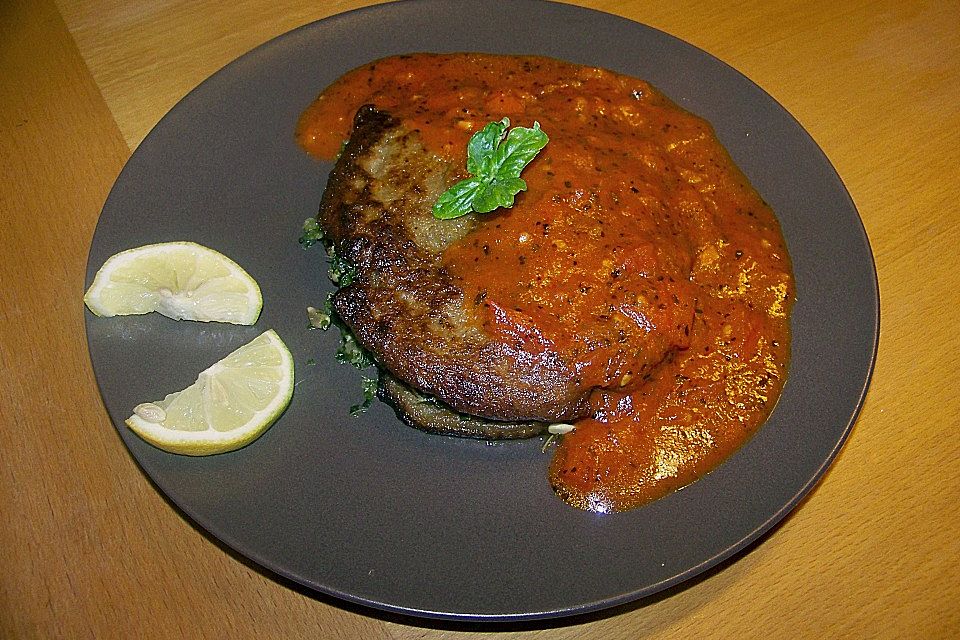 Auberginenpfannkuchen mit Spinatfüllung und Tomatensauce