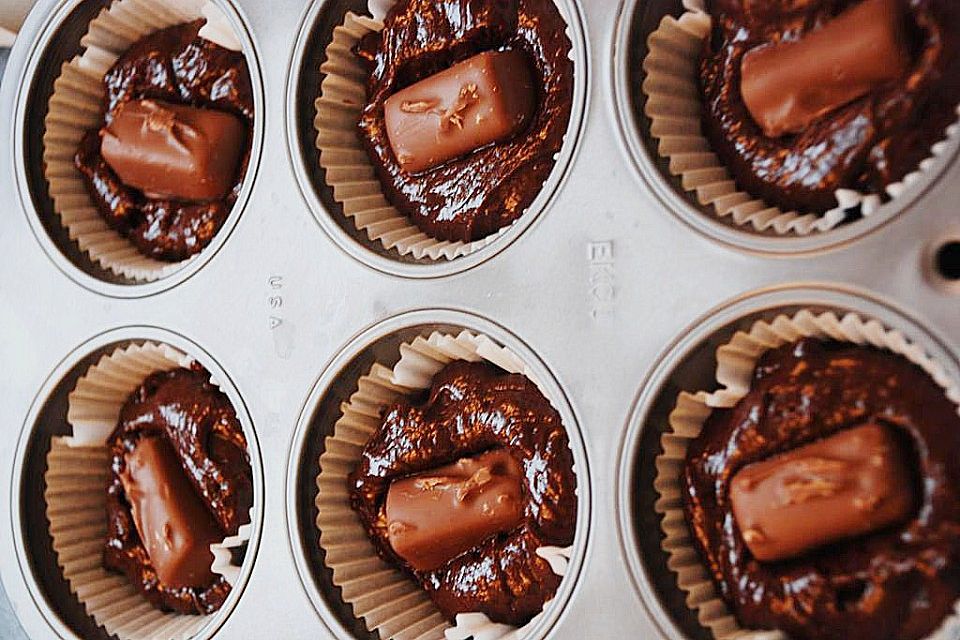 Schokoladenmuffins mit Karamellfüllung