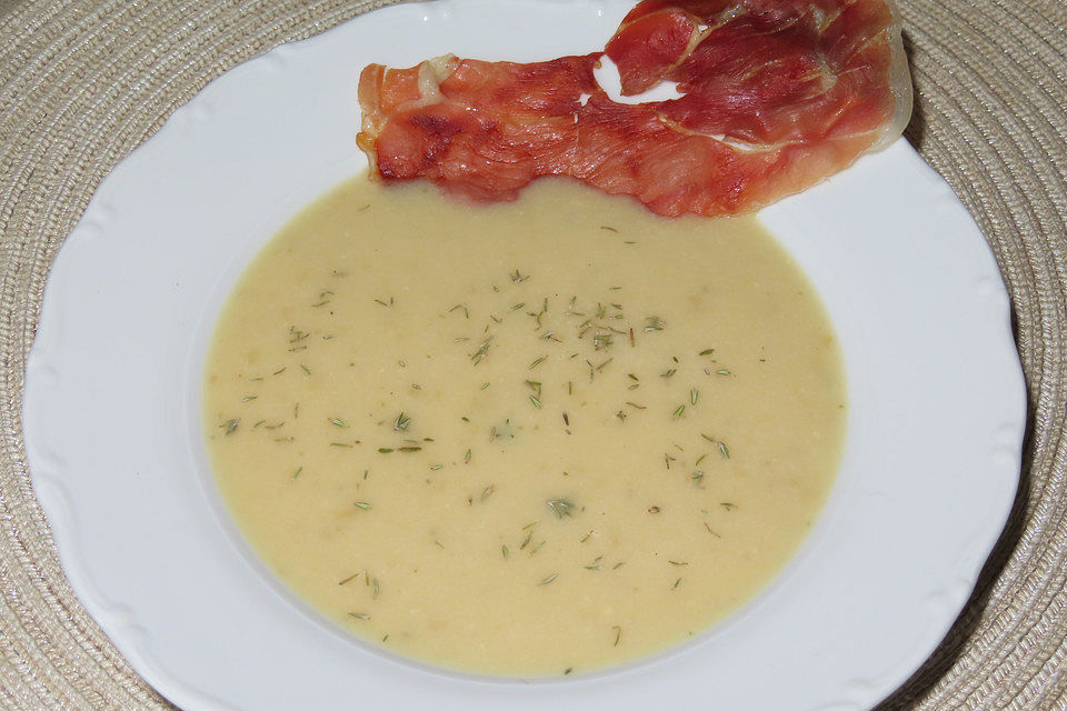 Apfelsuppe mit Thymian und knusprigem Prosciutto