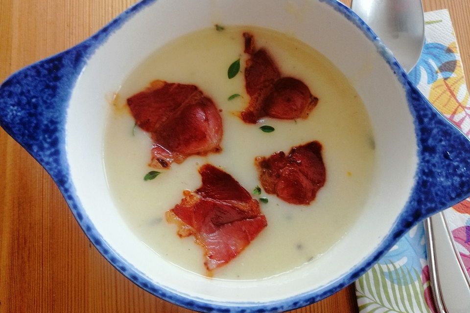 Apfelsuppe mit Thymian und knusprigem Prosciutto