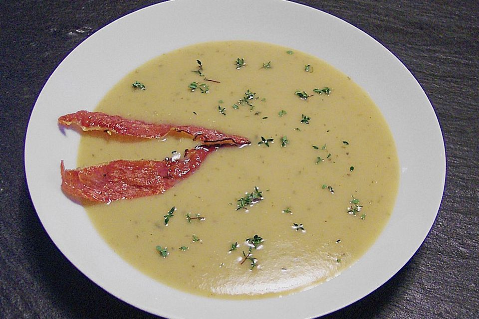 Apfelsuppe mit Thymian und knusprigem Prosciutto