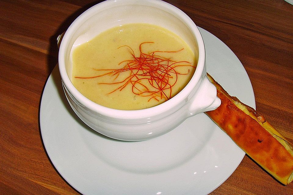 Apfelsuppe mit Thymian und knusprigem Prosciutto