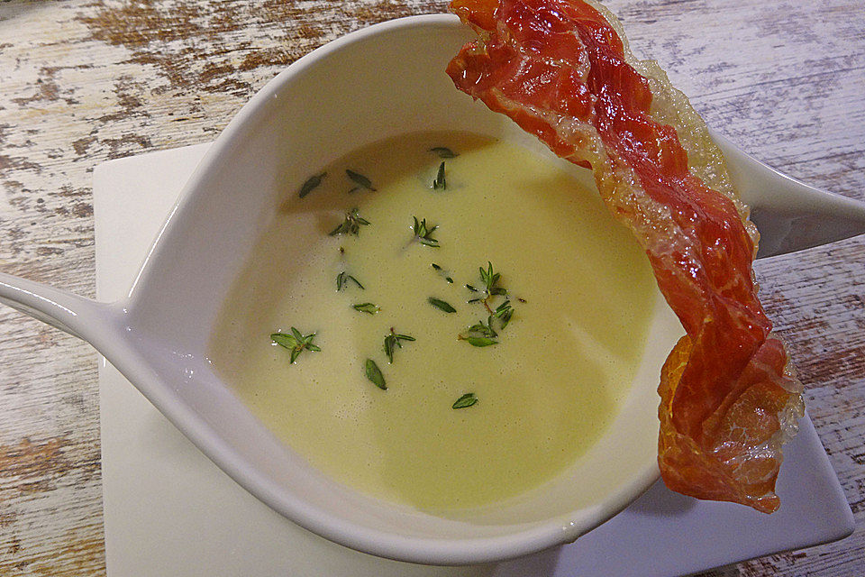 Apfelsuppe mit Thymian und knusprigem Prosciutto