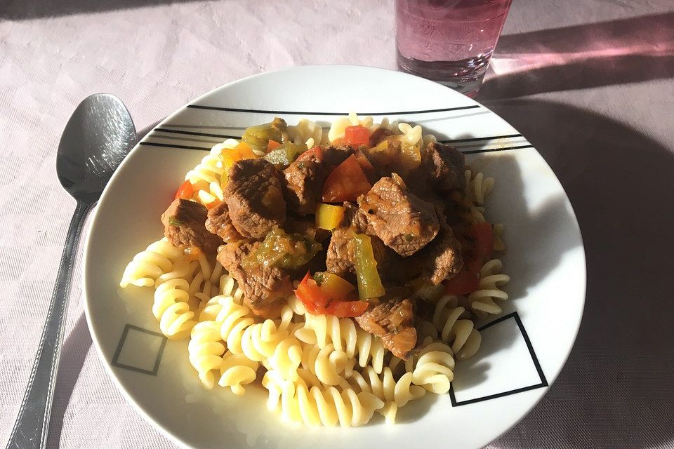 Rindergulasch mit Paprika