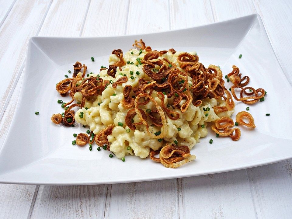 Köstliche Käsespätzle Rezept mit knusprigem Käsebelag und saftigem Kern