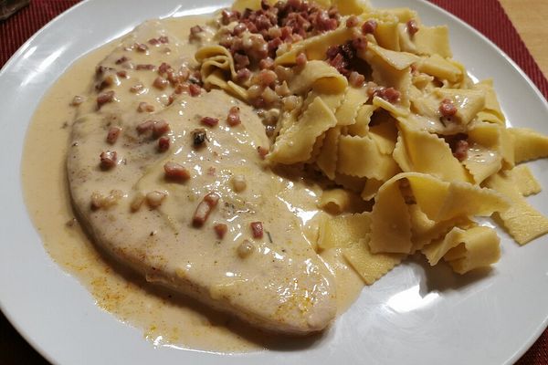 Putenschnitzel mit Käsesauce und grünen Bandnudeln von Claudia1975 ...