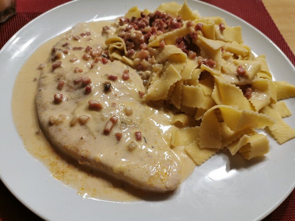 Putenschnitzel mit Käsesauce und grünen Bandnudeln von Claudia1975 ...