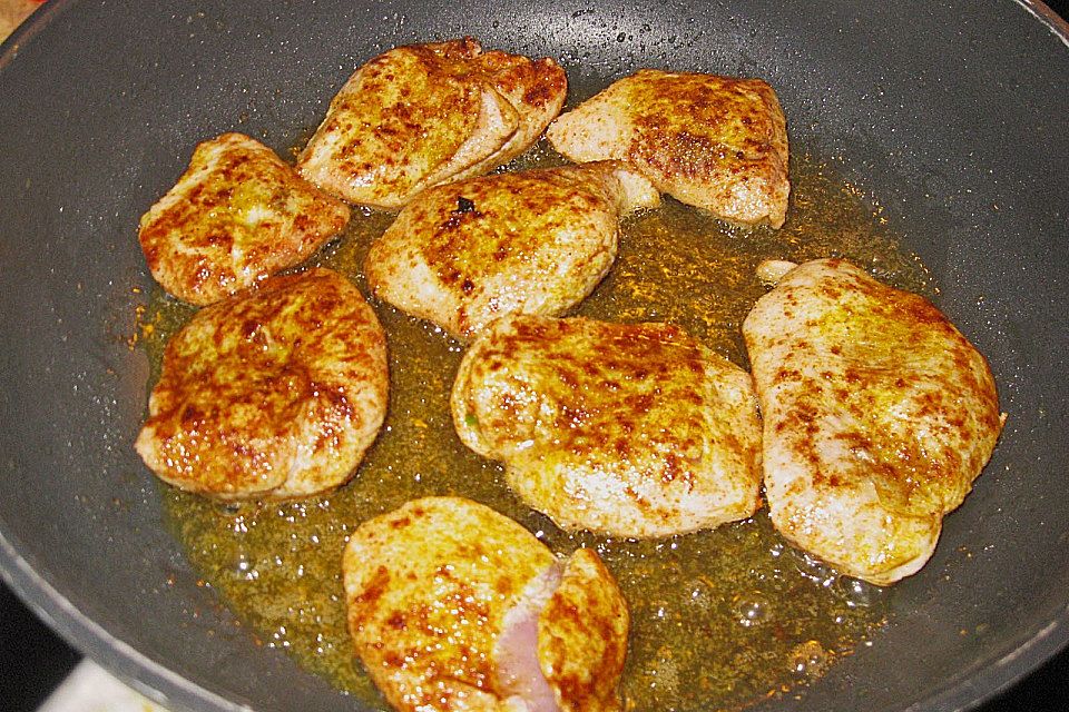 Putenschnitzel mit Käsesauce und grünen Bandnudeln