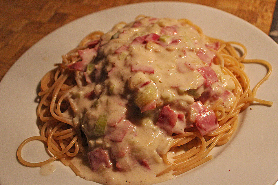 Spaghetti mit Schinken-Lauch-Käse-Sahnesauce