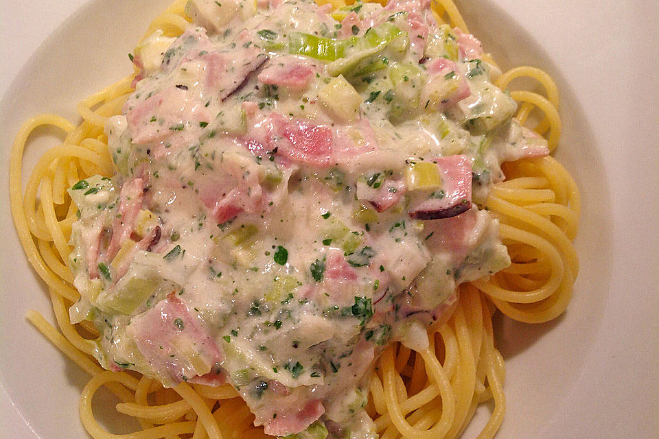 Spaghetti mit Schinken-Lauch-Käse-Sahnesauce