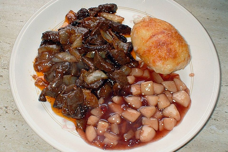 Zwiebelschmorfleisch mit Büffelmozzarella - Kartoffeln an Birnenkompott