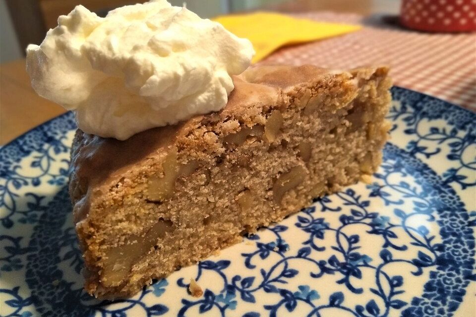 Apfel - Walnuss - Kuchen mit Zimtglasur