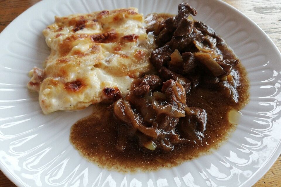 Zwiebelfleisch vom Pferd mit Kartoffel - Birnen - Gratin