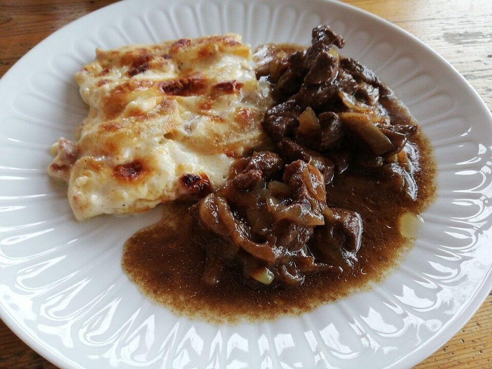 Zwiebelfleisch vom Pferd mit Kartoffel - Birnen - Gratin von Karlbig ...