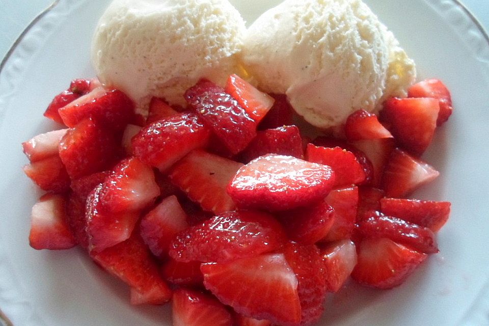 Vanille - Sahne - Eis mit Beeren (ohne Zucker)