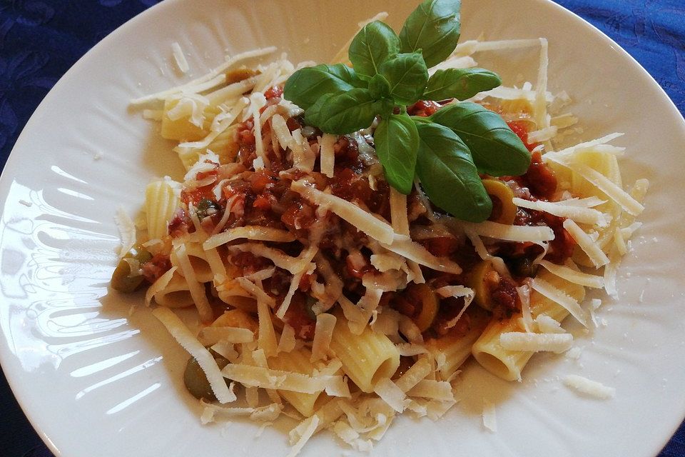 Schnelle Pastasauce mit Kapern, Oliven und Tomaten