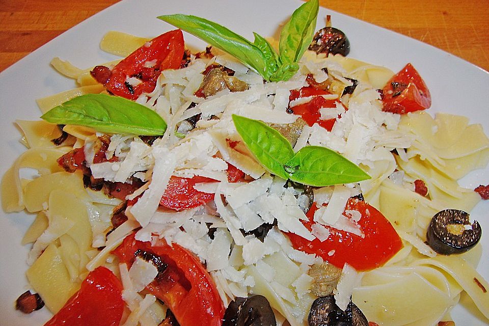 Schnelle Pastasauce mit Kapern, Oliven und Tomaten