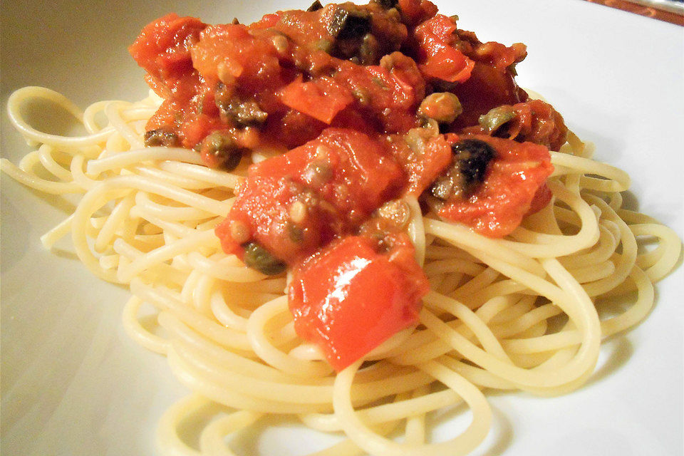 Schnelle Pastasauce mit Kapern, Oliven und Tomaten