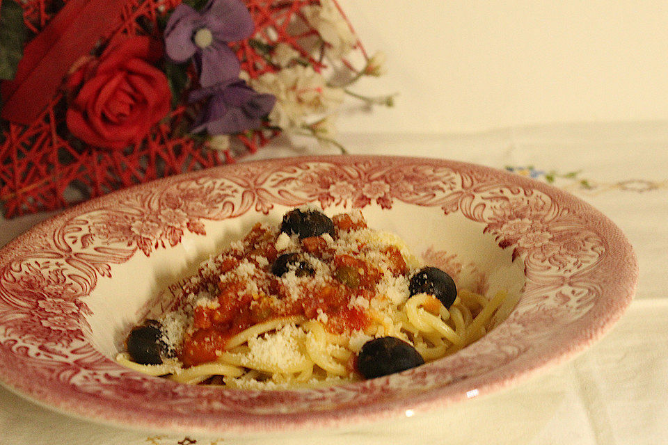 Schnelle Pastasauce mit Kapern, Oliven und Tomaten