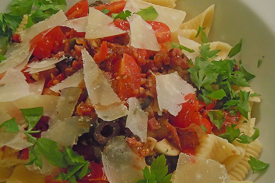 Schnelle Pastasauce mit Kapern, Oliven und Tomaten