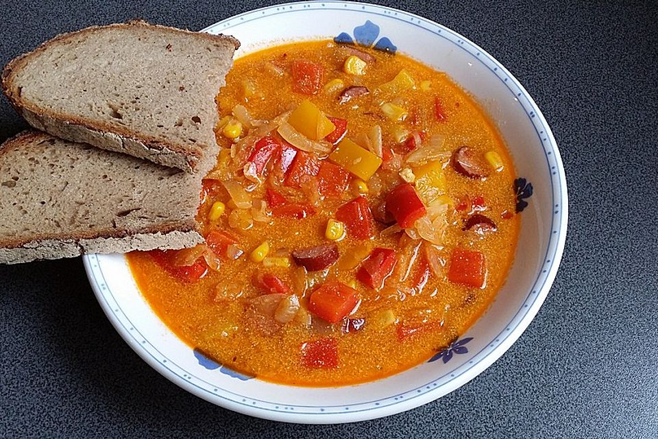 Puszta-Suppe mit Mettbällchen und Sauerkraut