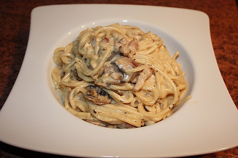 Spaghetti mit Schinken - Käsesauce