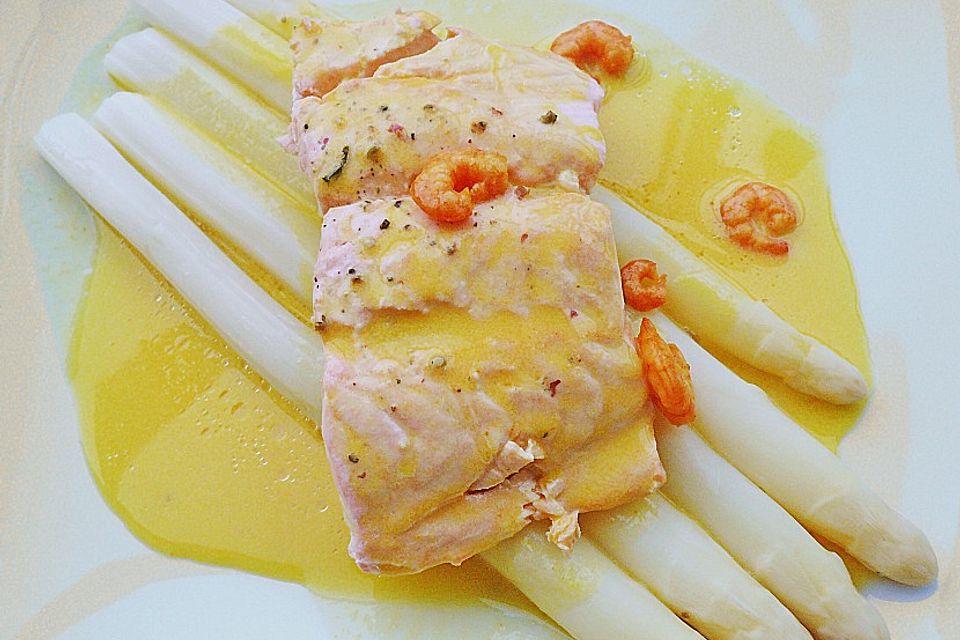 Spargel und Lachs an Safransoße