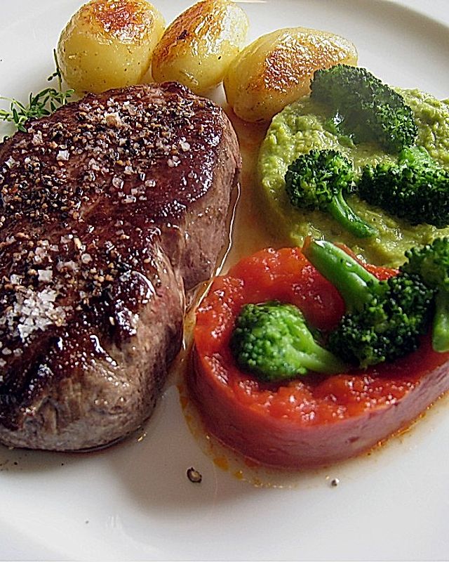 Filetsteak mit Erbsenpüree, Brokkoli und Tomatensauce