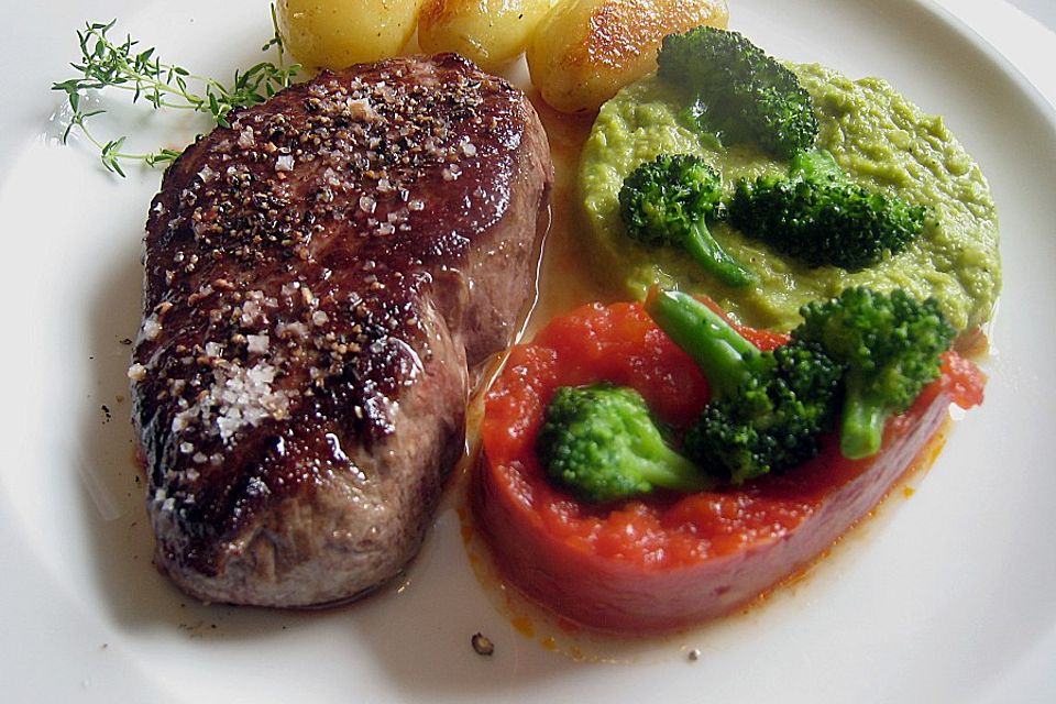 Filetsteak mit Erbsenpüree, Brokkoli und Tomatensauce