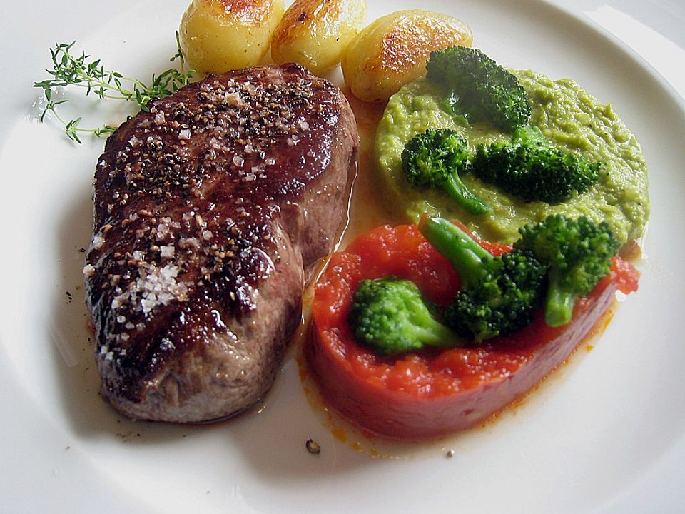 Filetsteak mit Erbsenpüree, Brokkoli und Tomatensauce von schrat| Chefkoch