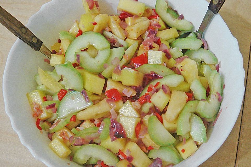 Gurkensalat mit Mango, Ananas und Chili