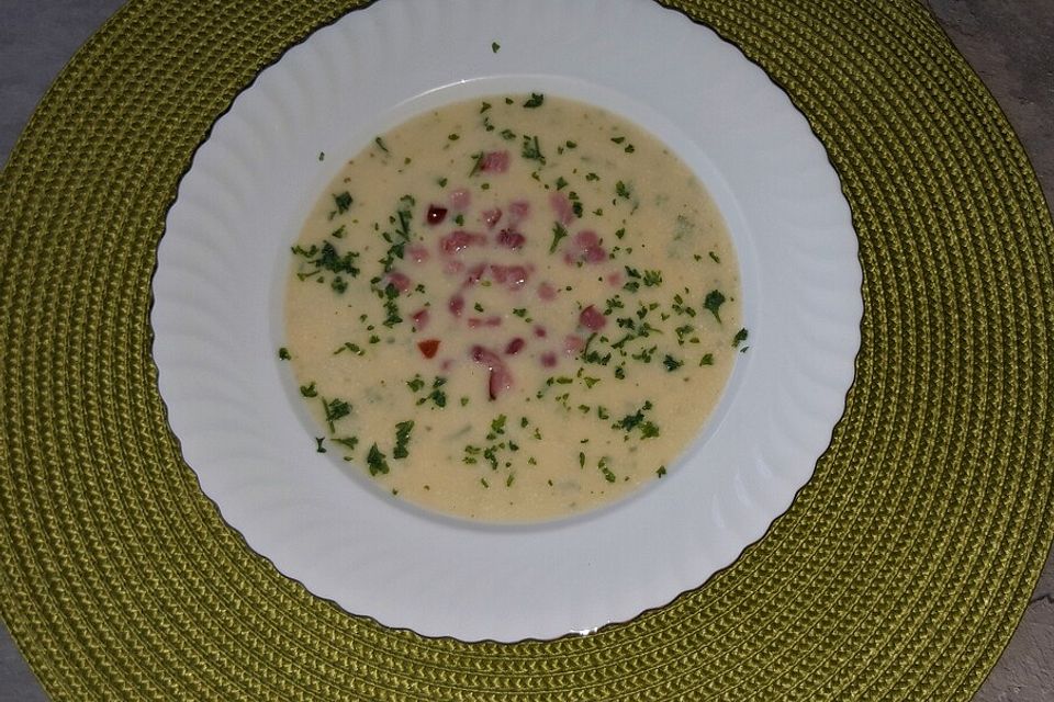 Blumenkohl - Käse - Suppe mit Schinkenwürfeln