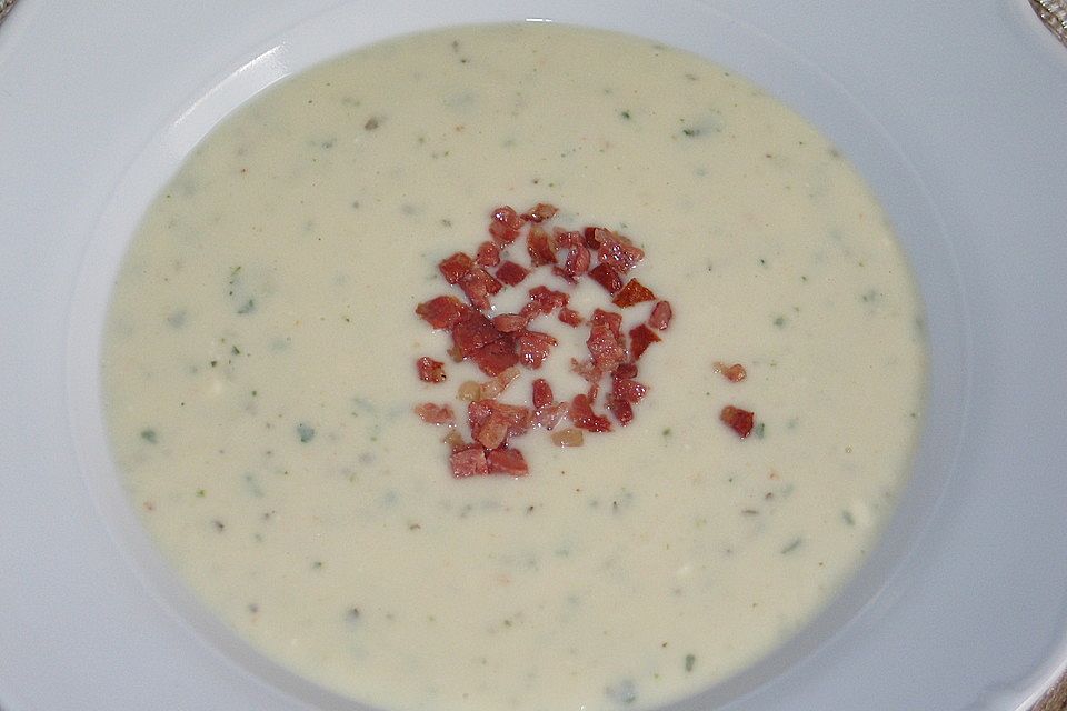 Blumenkohl - Käse - Suppe mit Schinkenwürfeln